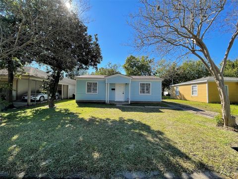 Photo of 10314 Chadwick Street, Houston, TX 77029 (MLS # 20611278)