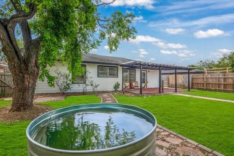 Photo of 1412 W 10th Street, Freeport, TX 77541 (MLS # 82022738) Photo of 1412 W 10th Street, Freeport, TX 77541 (MLS # 82022738)