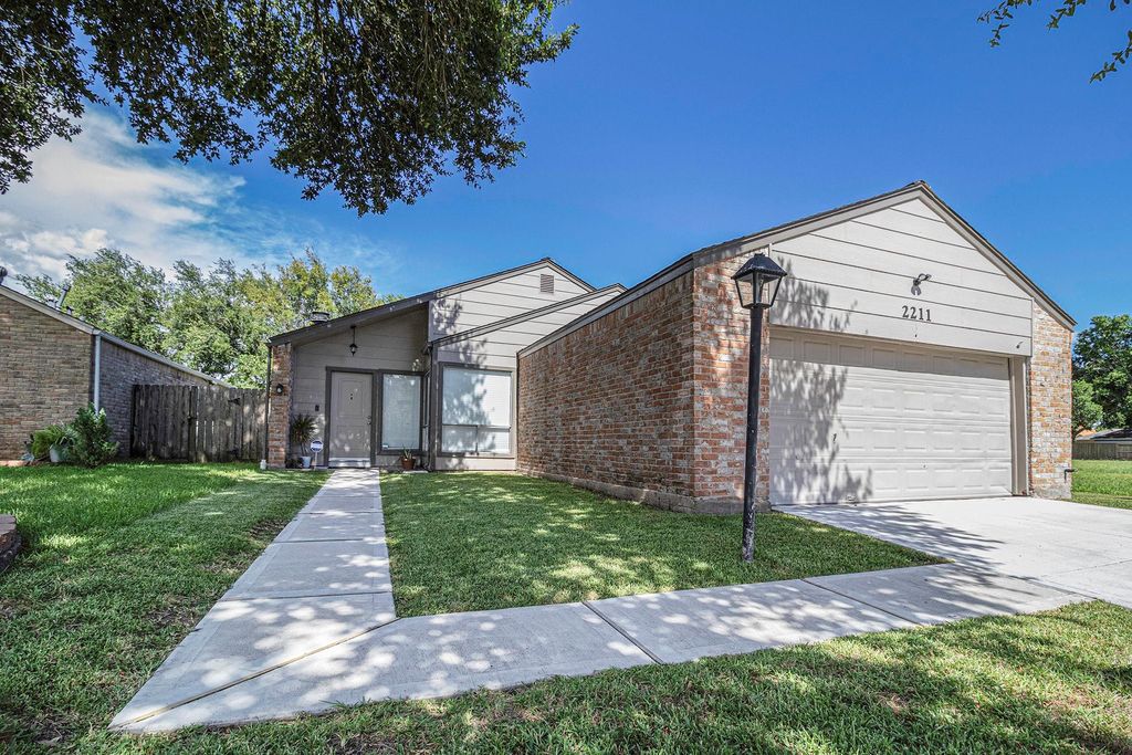 Photo of 2211 Cottonwood Court, Missouri City, TX 77459 (MLS # 7652467)