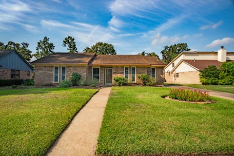 Photo of 205 Banyan Street, Lake Jackson, TX 77566 (MLS # 36500331)