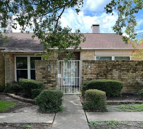 Photo of 10909 Glenwolde Drive #909, Houston, TX 77099 (MLS # 97249539)