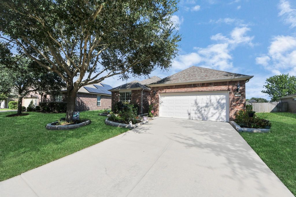 Photo of 719 Honeysuckle Vine Drive, Rosenberg, TX 77469 (MLS # 95762619)