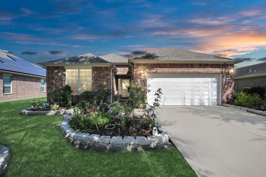 Photo of 719 Honeysuckle Vine Drive, Rosenberg, TX 77469 (MLS # 95762619)