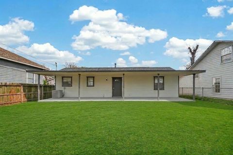 Photo of 7927 Brays Street #A, Houston, TX 77012 (MLS # 6000788)