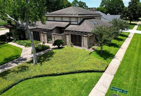 Photo of 16329 Brook Forest Drive, Houston, TX 77059 (MLS # 65129226)