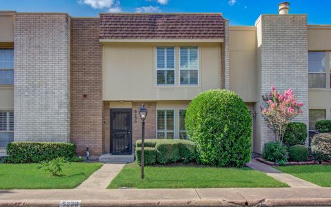 Townhouse For Sale - 5230 Woodlawn Place<br/> Bellaire, TX 77401