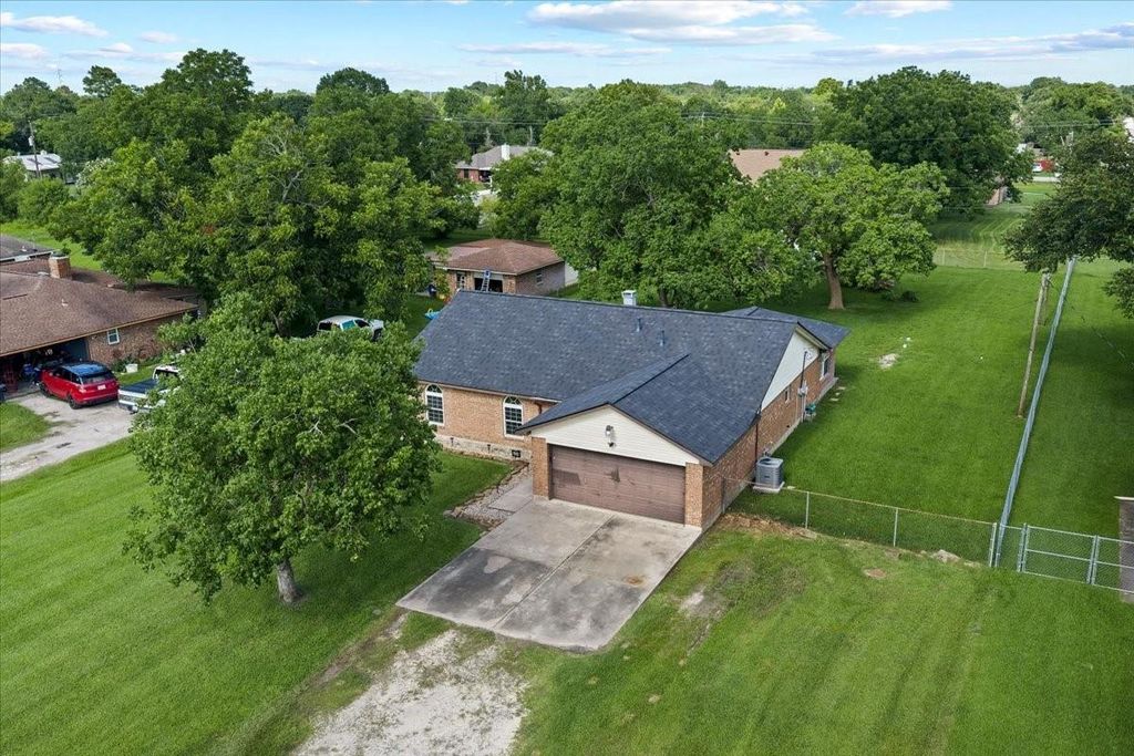 Photo of 10122 Laurie Lane, Highlands, TX 77562 (MLS # 83030957)