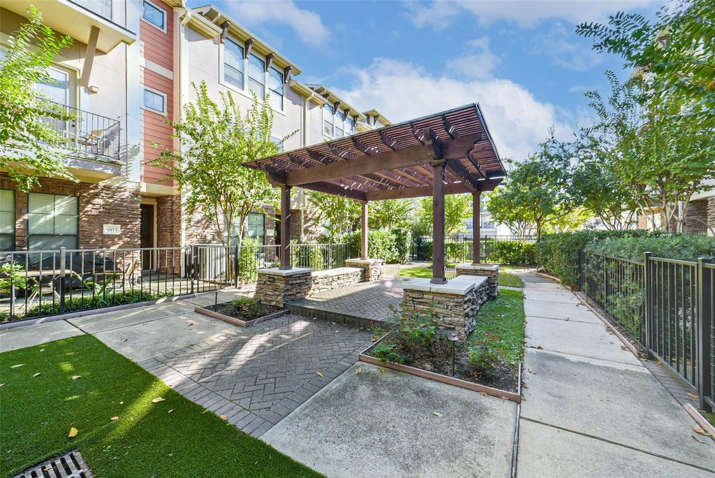 Photo of 1049 W 22nd Street #C, Houston, TX 77008 (MLS # 66633965)