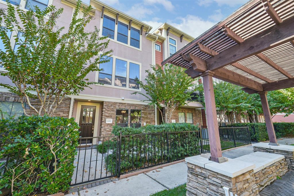 Photo of 1049 W 22nd Street #C, Houston, TX 77008 (MLS # 66633965)