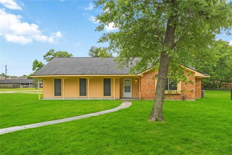 Photo of 435 Rolling Wood Road, Baytown, TX 77520 (MLS # 34020215)