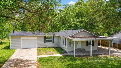 Photo of 7021 2nd Street, Hitchcock, TX 77563 (MLS # 59794767)