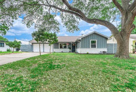 Photo of 7230 Edgemoor Drive, Houston, TX 77074 (MLS # 22225186)