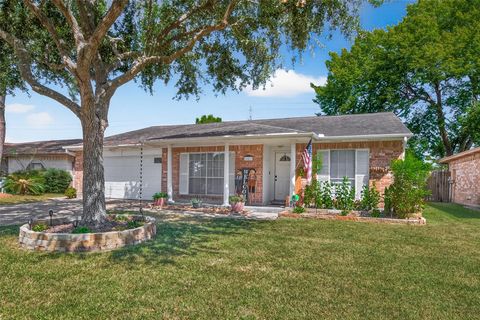 Photo of 16811 Bougainvilla Lane, Friendswood, TX 77546 (MLS # 46525407)
