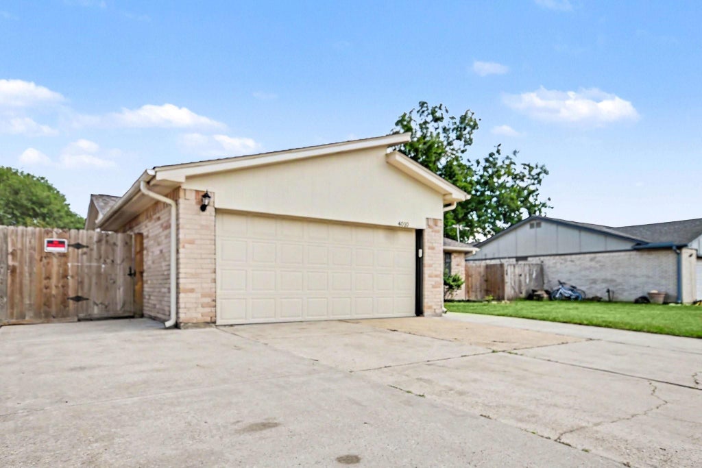 Photo of 4010 Bluebonnet Trail, Deer Park, TX 77536 (MLS # 8518535)