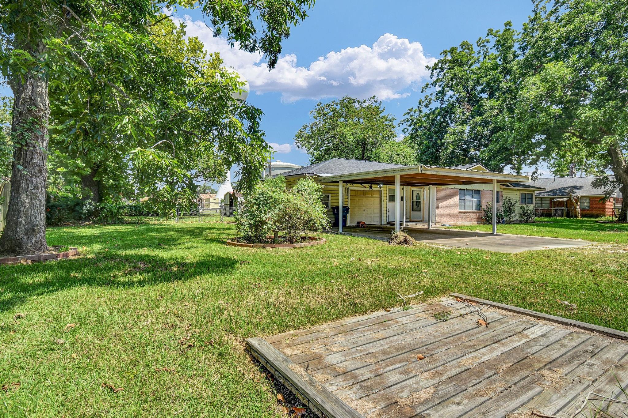 102 W Meadow Lane