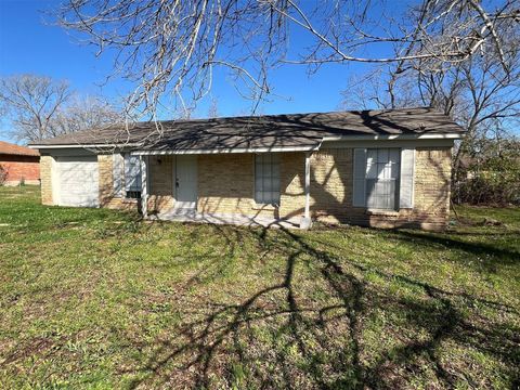 Photo of 224 Stuart Street, Clute, TX 77531 (MLS # 58929342)