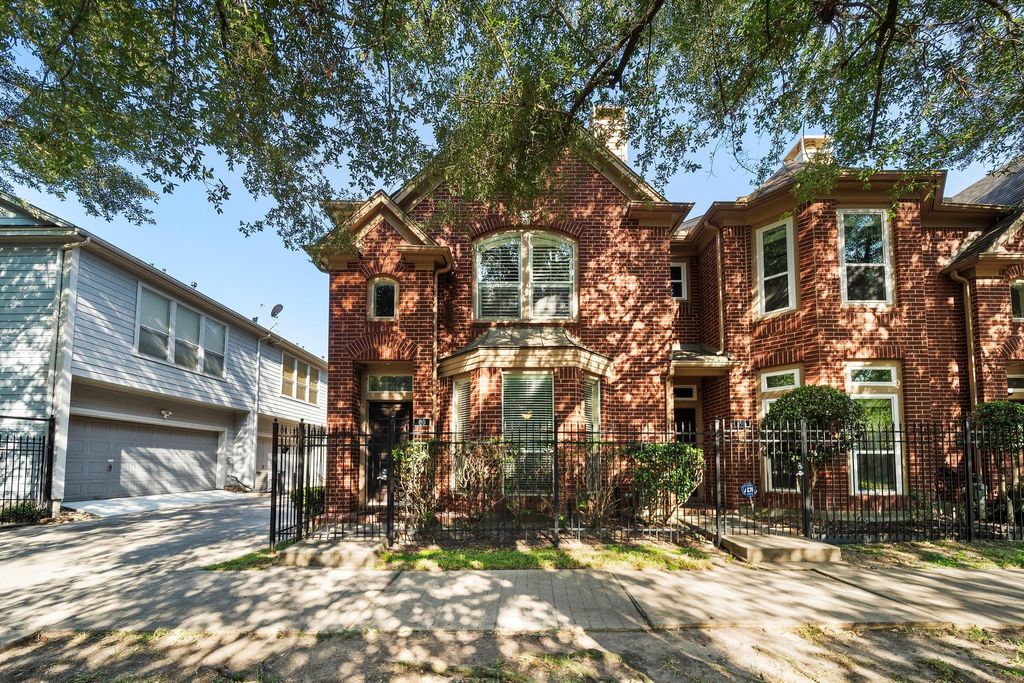 Photo of 90 Mcgowen St St, Houston, TX 77006 (MLS # 44039113)