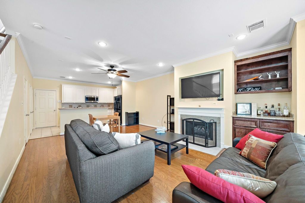 Photo of 90 Mcgowen St St, Houston, TX 77006 (MLS # 44039113)