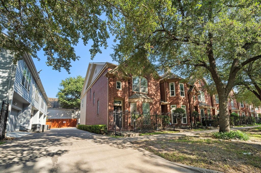 Photo of 90 Mcgowen St St, Houston, TX 77006 (MLS # 44039113)