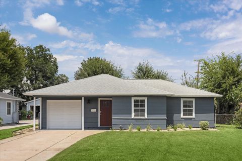 Photo of 6906 Raton Street, Houston, TX 77055 (MLS # 32006397)