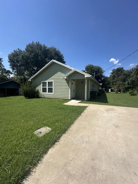 Photo of 907 Petty St, Brenham, TX 77833 (MLS # 27755995) Photo of 907 Petty St, Brenham, TX 77833 (MLS # 27755995)