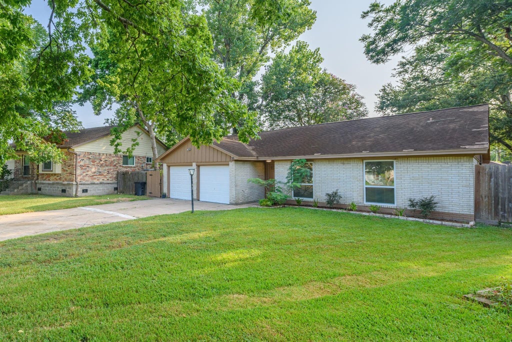 Photo of 516 Saint Charles Street, League City, TX 77573 (MLS # 86614257)