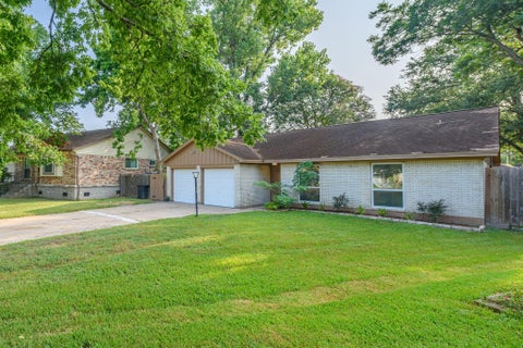 Photo of 516 Saint Charles Street, League City, TX 77573 (MLS # 86614257)