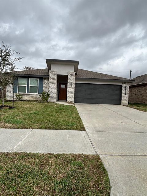 Photo of 1715 Plantation Pl Place, Baytown, TX 77523 (MLS # 91366033)