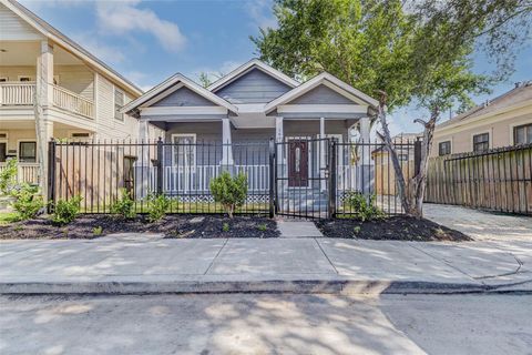 Photo of 1606 Ruthven Street, Houston, TX 77019 (MLS # 72753351)