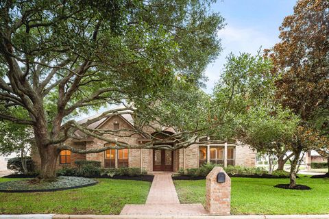 Photo of 502 Barkers Cove, Houston, TX 77079 (MLS # 10733772)