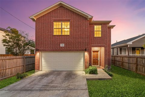 Photo of 826 E 40th Street, Houston, TX 77022 (MLS # 47878922)