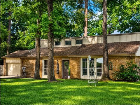 Homes For Sale - 1728 E Lake Drive<br/> Huntsville, TX 77340
