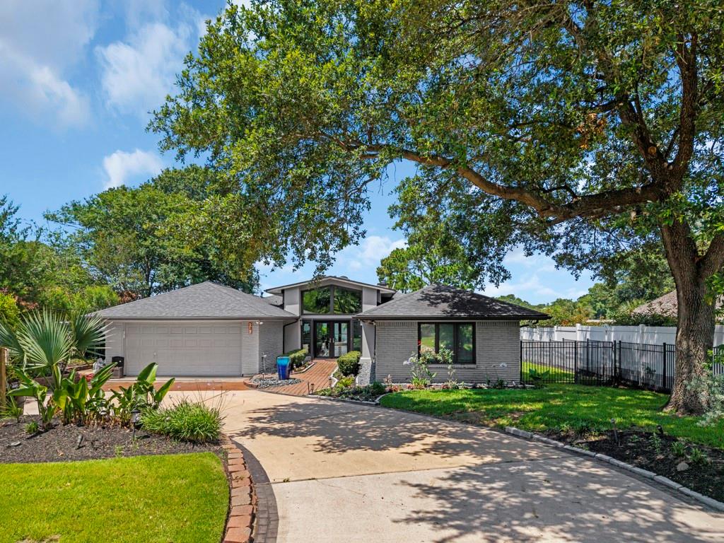 217 Lakeshore Circle
