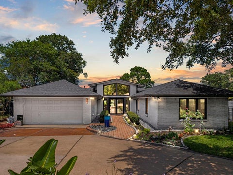 Photo of 217 Lakeshore Circle, Seabrook, TX 77586 (MLS # 90987322)