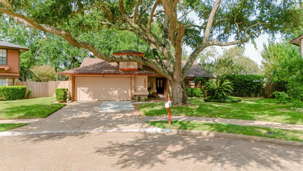 1802 BRUSHY CREEK DR, SUGAR LAND, TX 77478 - Image a704cb34c6bb37e6f76c6acfba24d5c6/3912880942