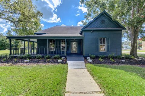 Photo of 602 E Myrtle Street, Angleton, TX 77515 (MLS # 67982991)