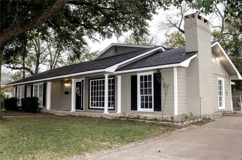 Photo of 1013 Austin St ST, Jacksonville, TX 75766 (MLS # 40619063)