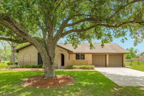 Photo of 131 Singleton Street, Jones Creek, TX 77541 (MLS # 41933659)