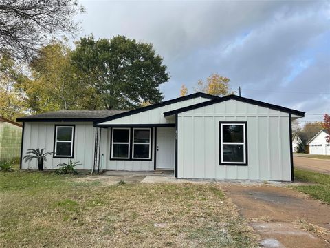 Photo of 800 S 2nd Street, La Porte, TX 77571 (MLS # 61577642)