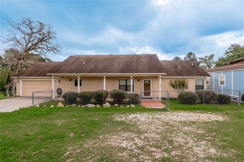 Photo of 72 Oak Hill Drive, Huntsville, TX 77320 (MLS # 31120009)