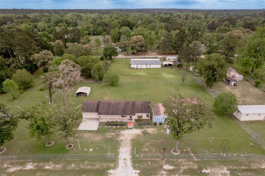 Photo of 72 Oak Hill Drive, Huntsville, TX 77320 (MLS # 31120009)