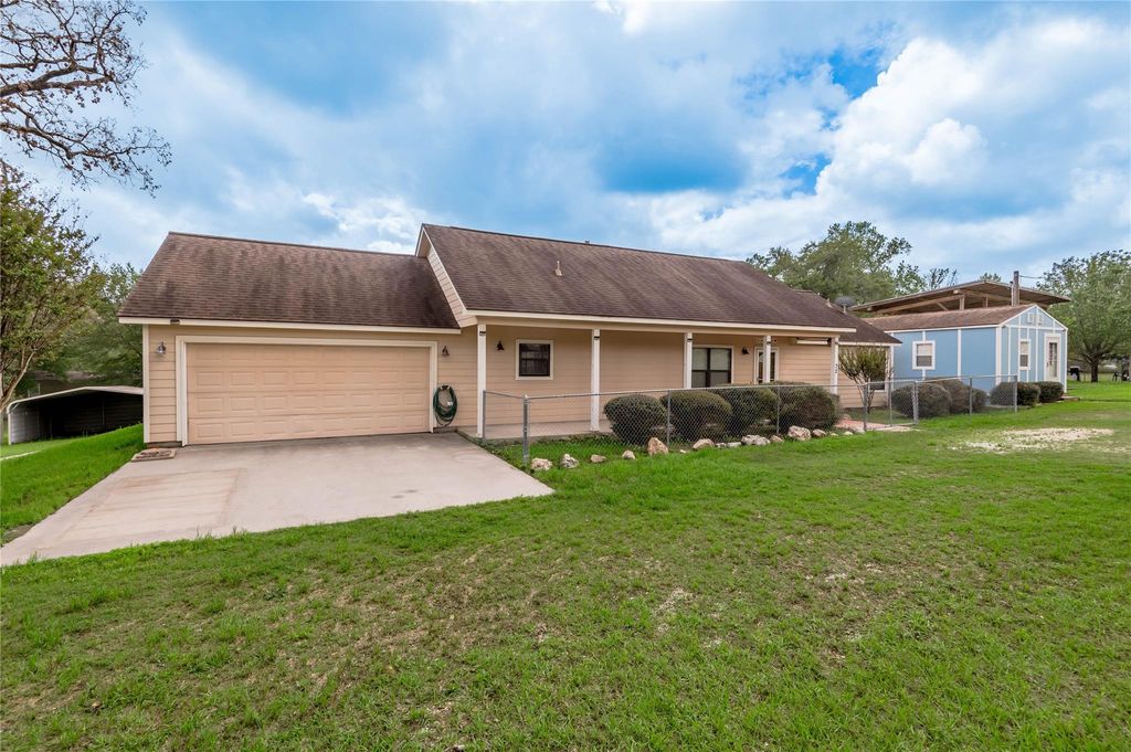 Photo of 72 Oak Hill Drive, Huntsville, TX 77320 (MLS # 31120009)