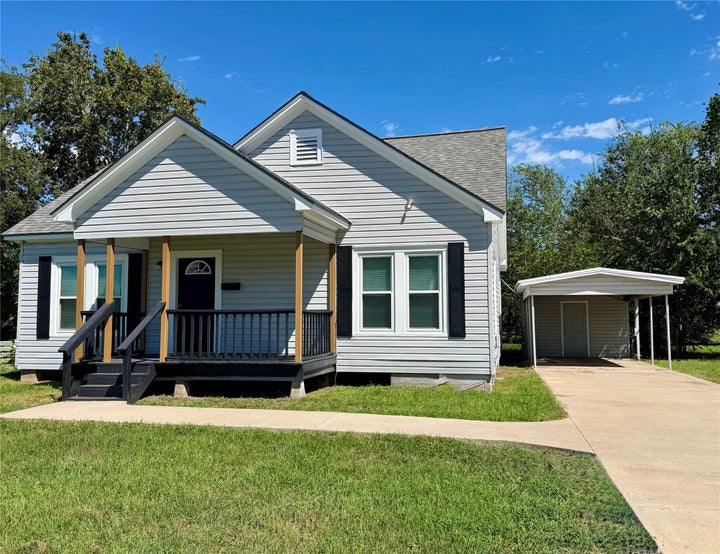Photo 1 of 17 — 710 N Washington Street, El Campo, TX 77437