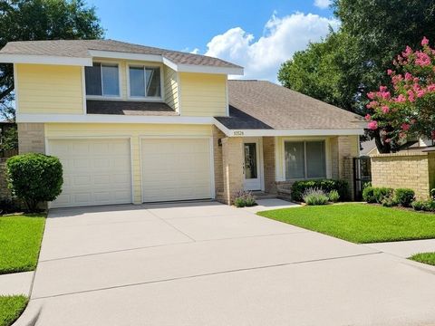 Photo of 10526 Chapel Hill Drive, Houston, TX 77099 (MLS # 31808357)
