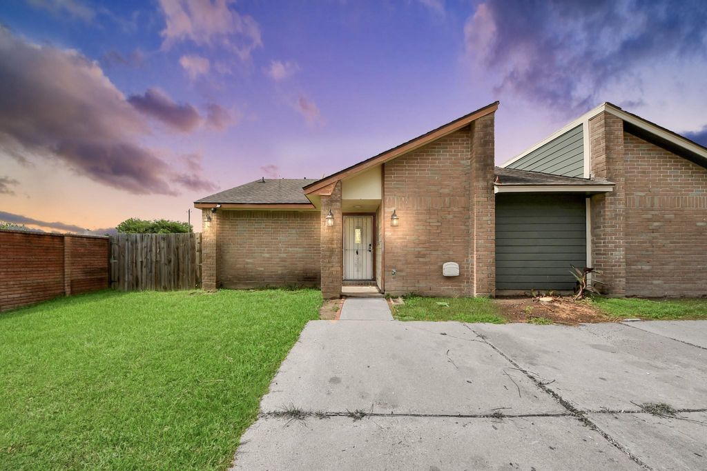 Photo of 5444 Ridge Wind Lane, Houston, TX 77053 (MLS # 54698268)