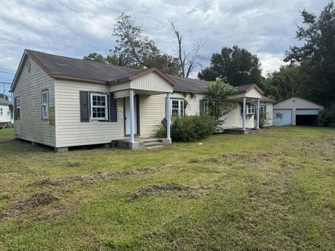 Photo of 2006 2nd Street, Orange, TX 77630 (MLS # 5937024)