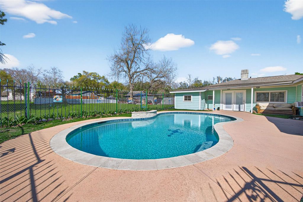 Photo of 13902 Ambrose Street, Houston, TX 77045 (MLS # 7820397)