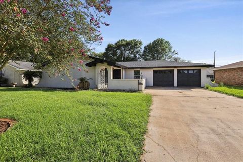 Photo of 4601 Graves Avenue, Groves, TX 77619 (MLS # 46763385)