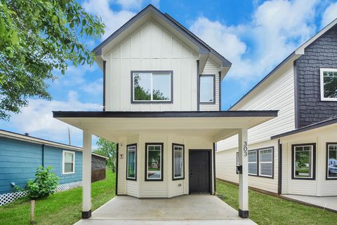Photo of 303 S Utah Street, La Porte, TX 77571 (MLS # 88684143)