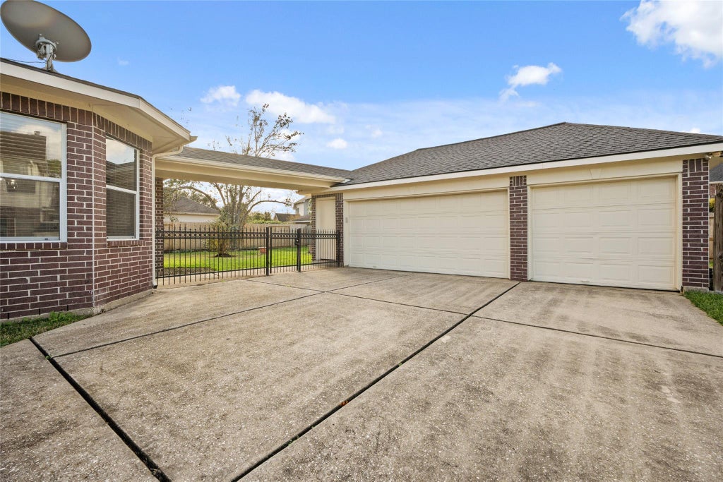 Photo of 308 Meadow Trail Court, Friendswood, TX 77546 (MLS # 93717956)